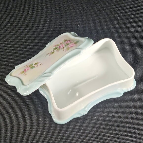 Hand Painted Rectangular Vintage Porcelain Dresser Box With Scalloped Edge - Picture 5 of 10